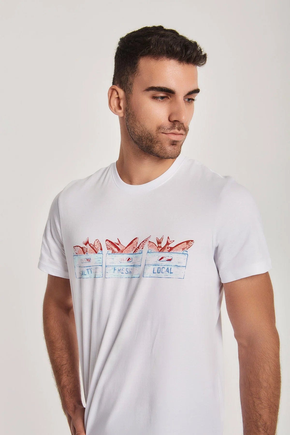 داليدرس تيشيرت نص كم بطبعة أمامية رجالي أبيض