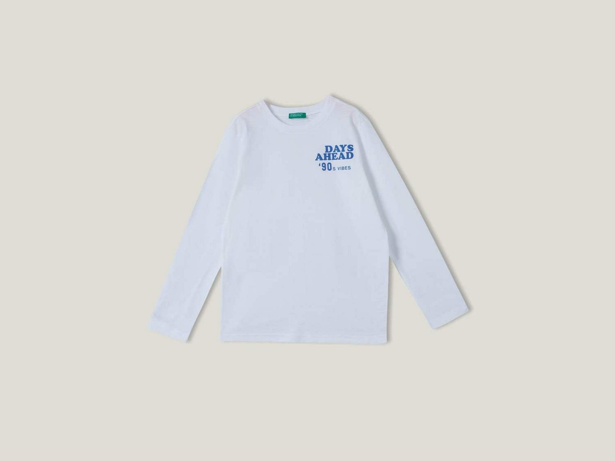 يونايتد كولورز اوف بينيتون تيشيرت اطفالي بأكمام طويلة وطبعة عالصدر