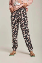 داليدرس بيجامة نسائية بطبعة على الصدر وردي فاتح