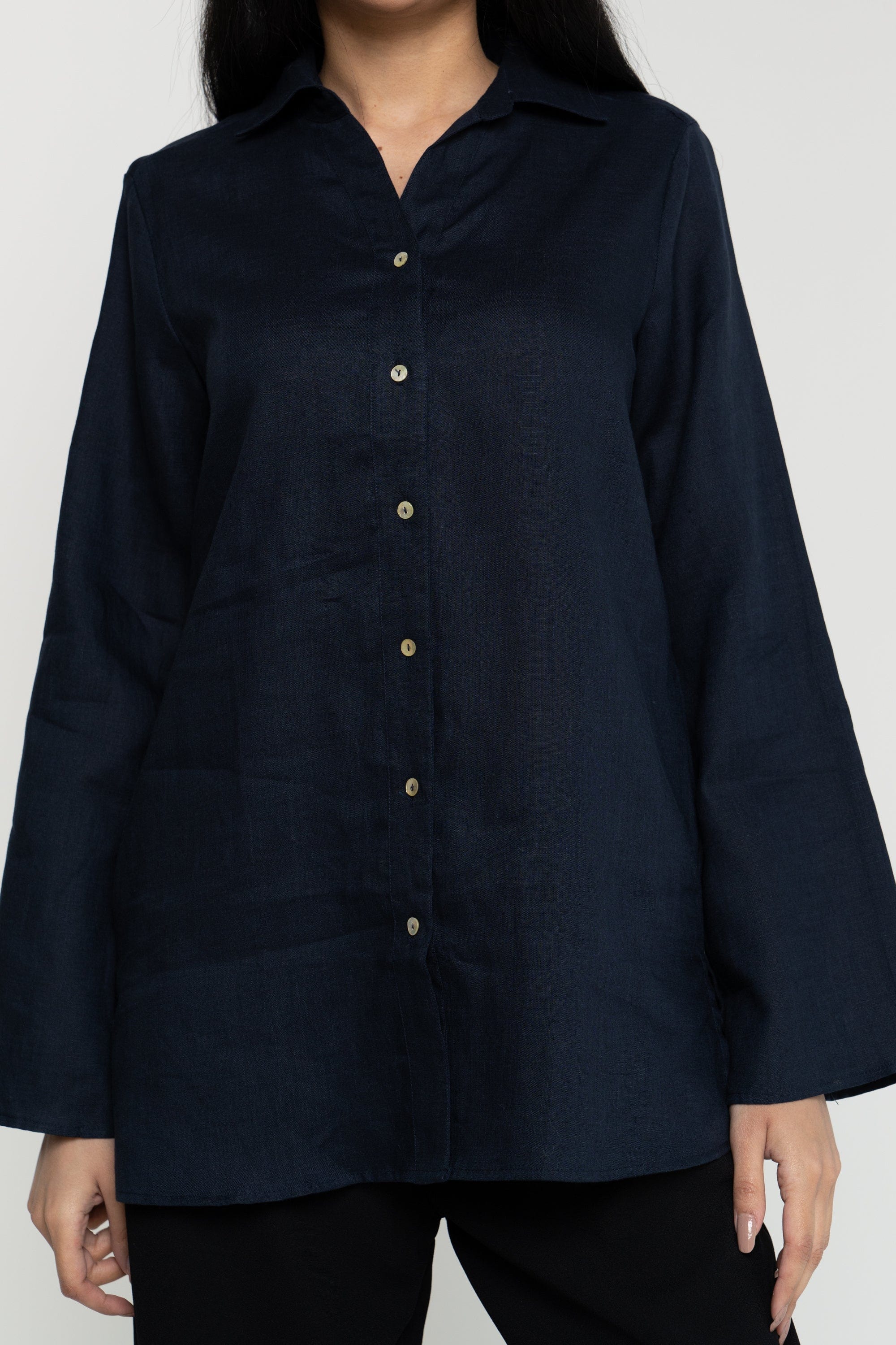 داليدرس بلوزة نسائية بتصميم قميص سادة بأزرار أمامية