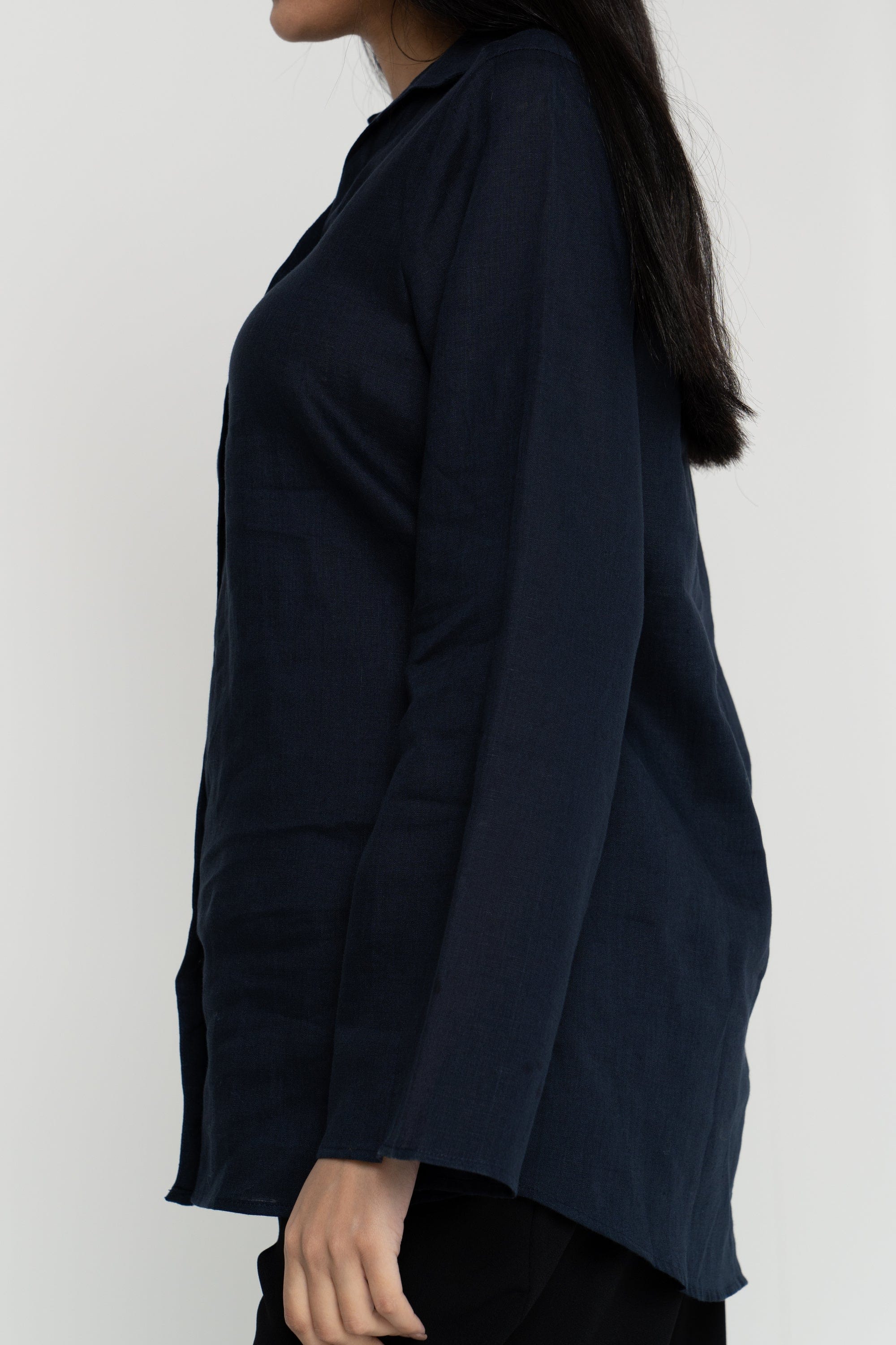 داليدرس بلوزة نسائية بتصميم قميص سادة بأزرار أمامية