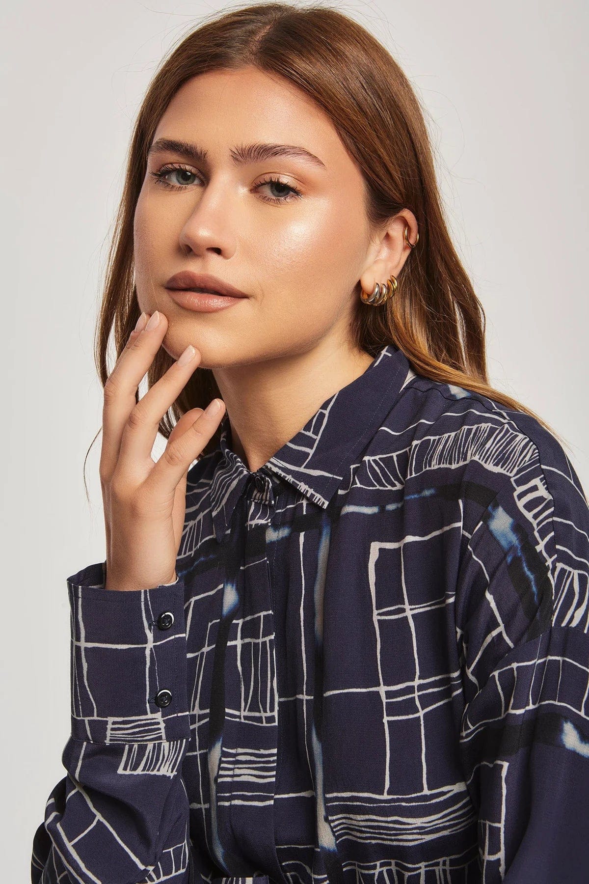 داليدرس بلوزة نسائية بنمط مربعات أسود سحلبي