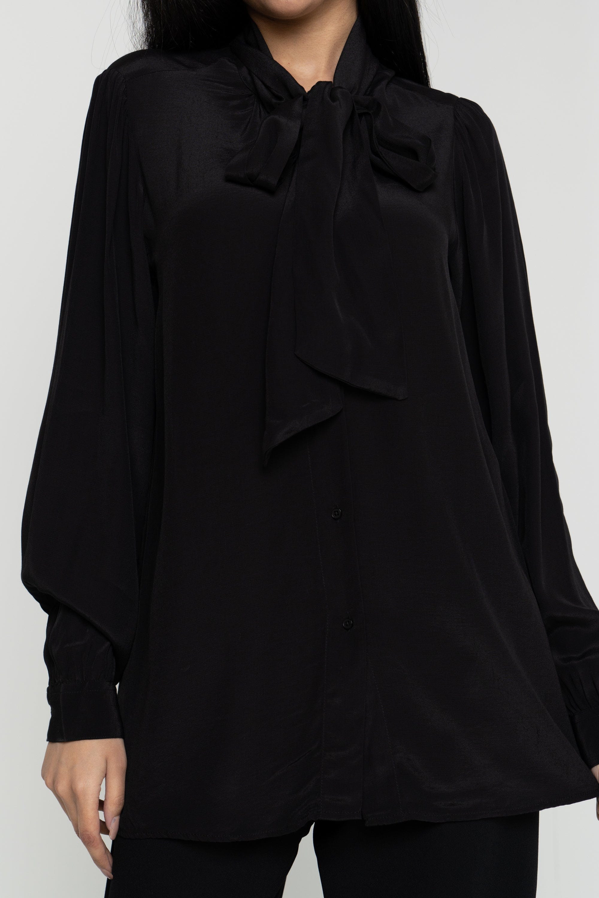 داليدرس بلوزة نسائية سادة بربطة عنق أسود قاتم