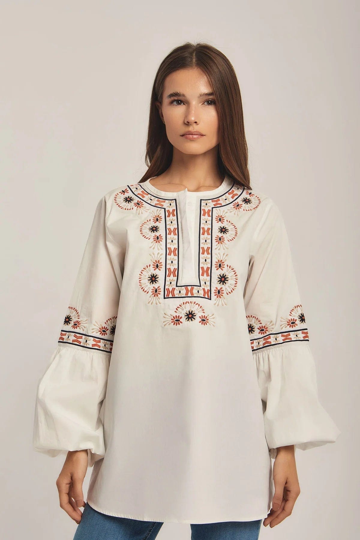 داليدرس بلوزة نسائية مطرزة أوف وايت