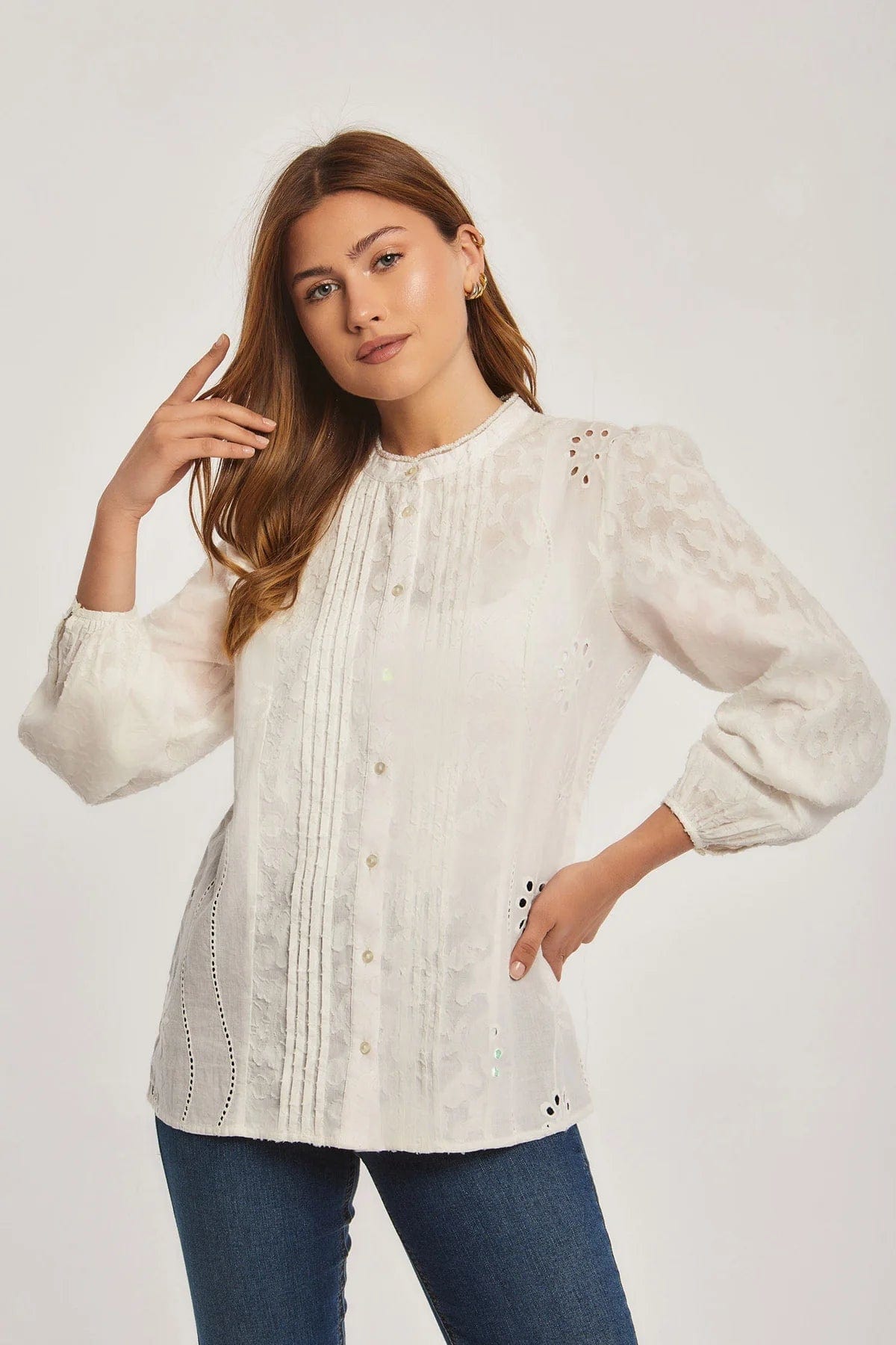 داليدرس بلوزة نسائي مخرمة بلون موحد كم طويل بأزرار أمامية أوف وايت