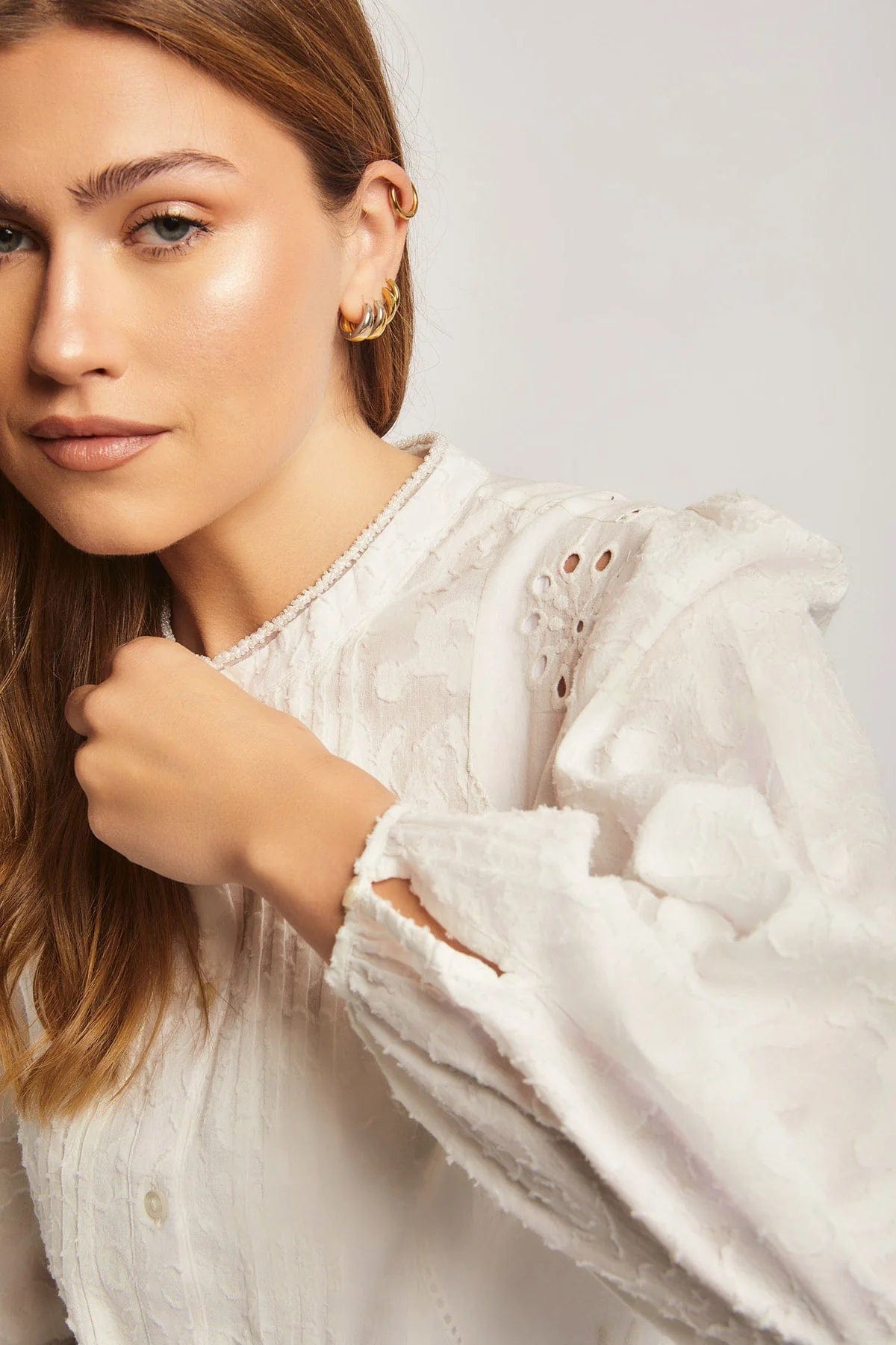 داليدرس بلوزة نسائي مخرمة بلون موحد كم طويل بأزرار أمامية أوف وايت