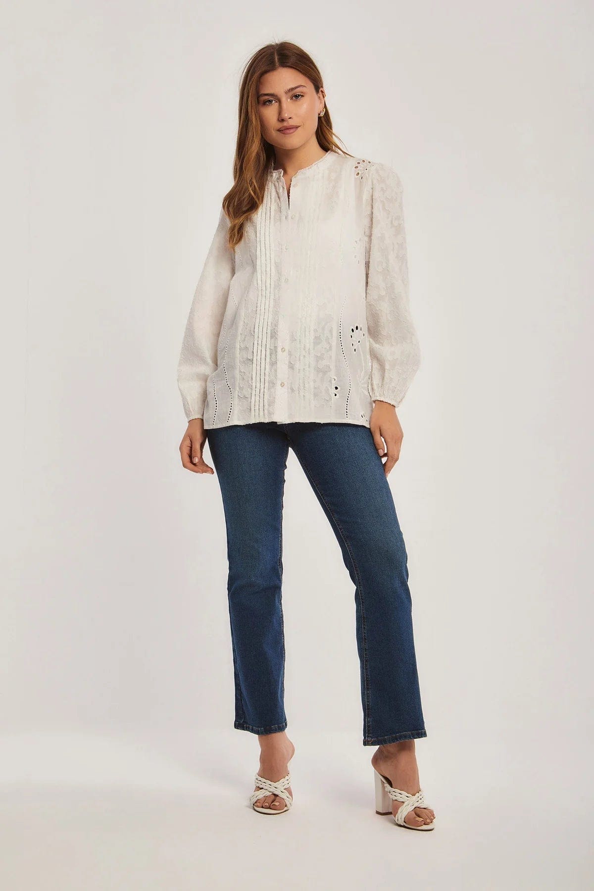 داليدرس بلوزة نسائي مخرمة بلون موحد كم طويل بأزرار أمامية أوف وايت