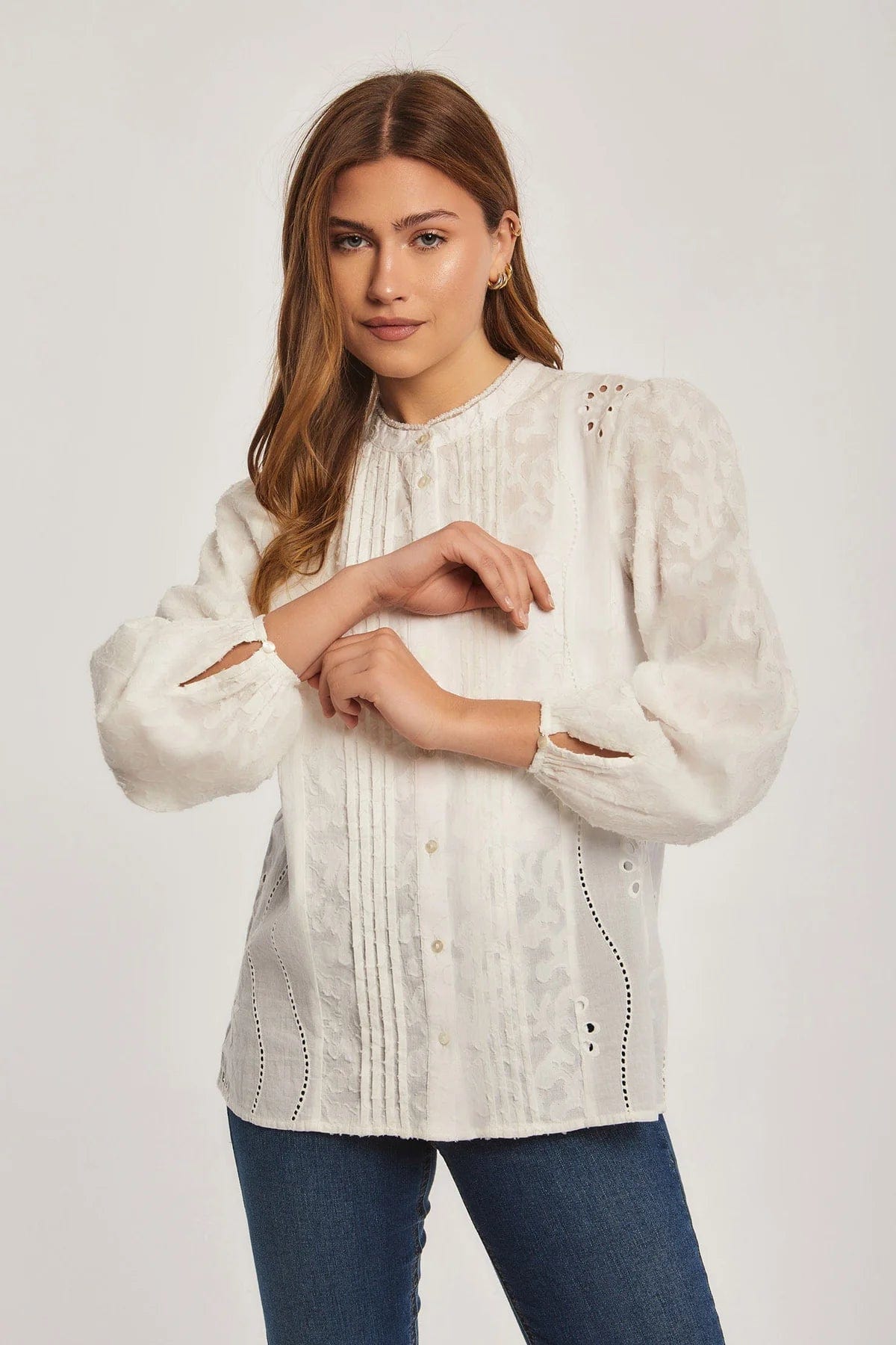 داليدرس بلوزة نسائي مخرمة بلون موحد كم طويل بأزرار أمامية أوف وايت