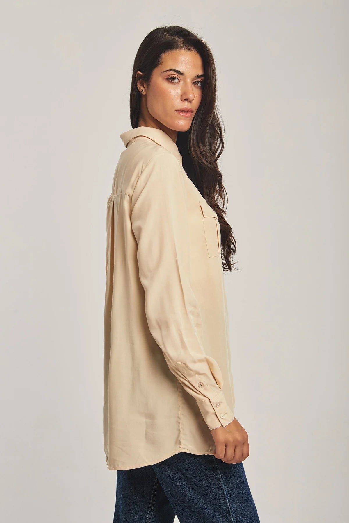 داليدرس بلوزة نسائية طويلة بجيوب على الصدر بيج