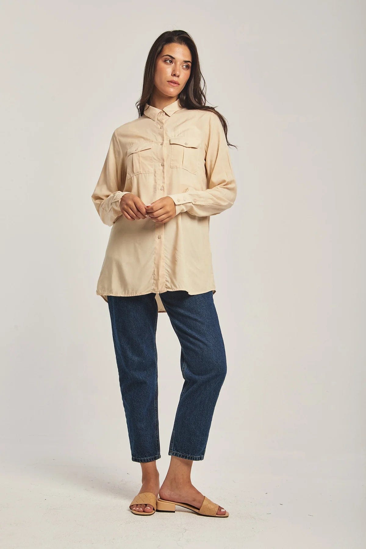 داليدرس بلوزة نسائية طويلة بجيوب على الصدر بيج