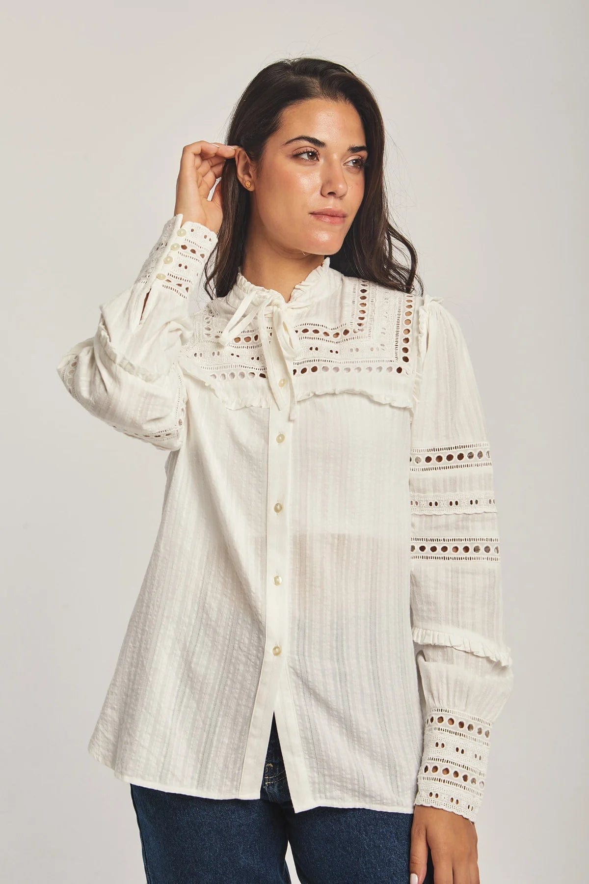 داليدرس بلوزة نسائية مخرمة بأزرار أمامية أوف وايت