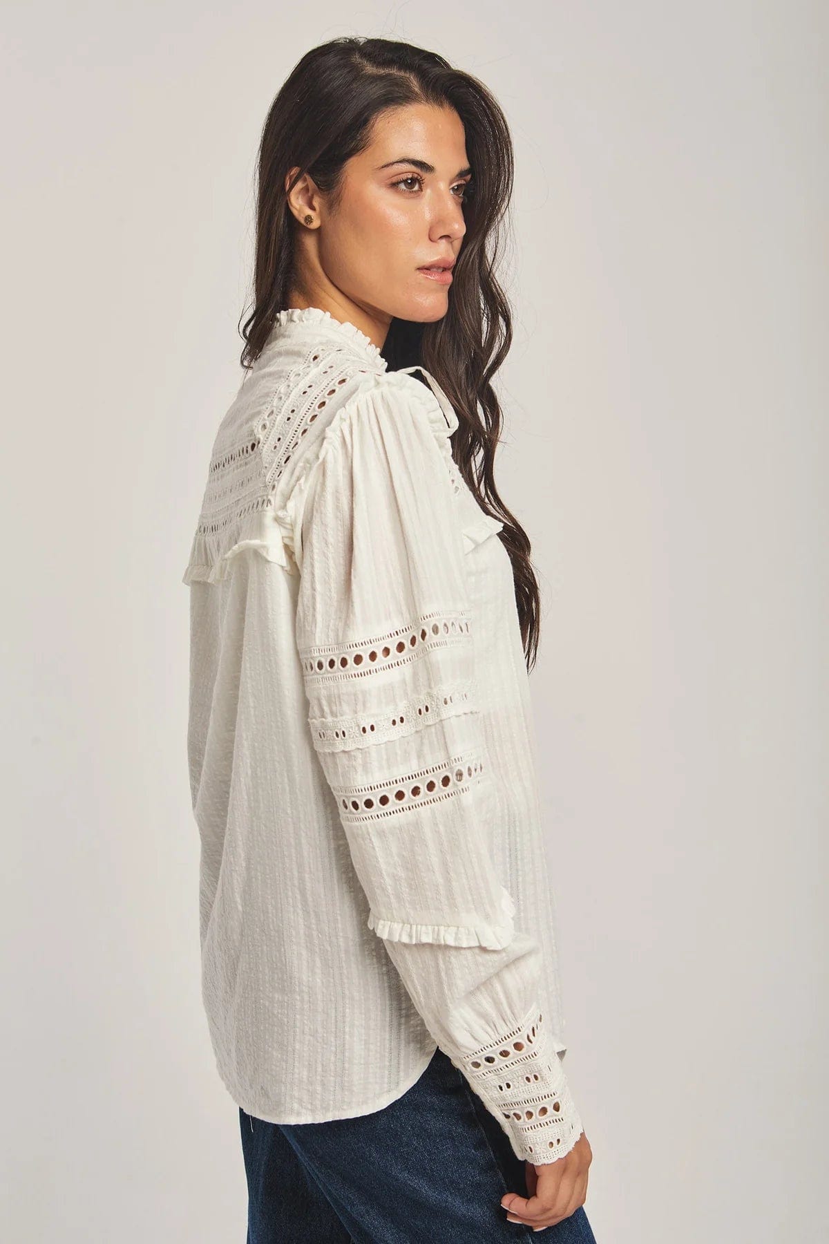 داليدرس بلوزة نسائية مخرمة بأزرار أمامية أوف وايت