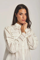 داليدرس بلوزة نسائية مخرمة بأزرار أمامية أوف وايت