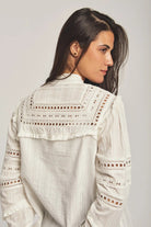 داليدرس بلوزة نسائية مخرمة بأزرار أمامية أوف وايت