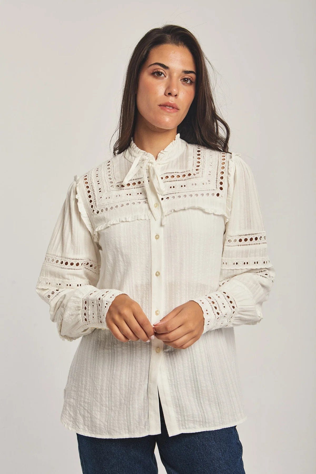 داليدرس بلوزة نسائية مخرمة بأزرار أمامية أوف وايت