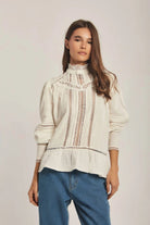 داليدرس بلوزة نسائية مخرمة أوف وايت