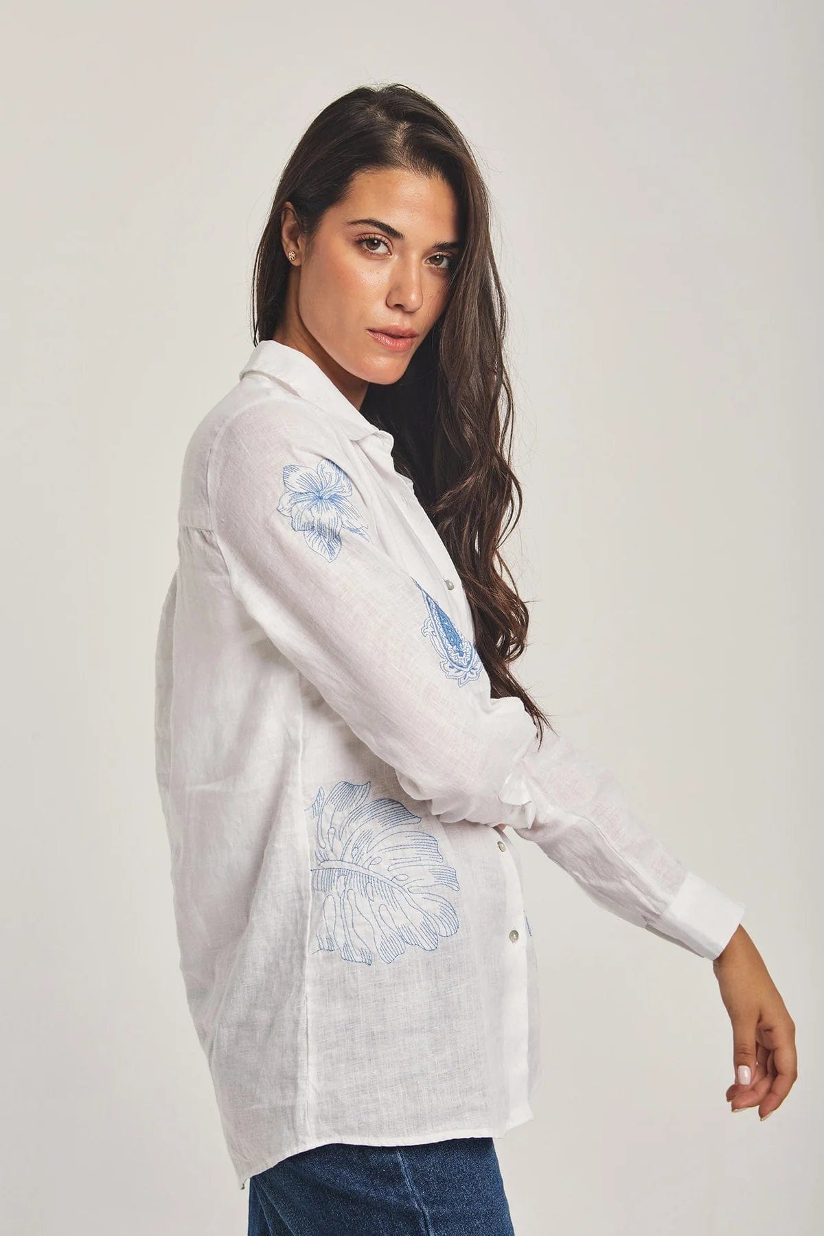 داليدرس بلوزة مطرزة بالورود كم طويل نسائي أبيض