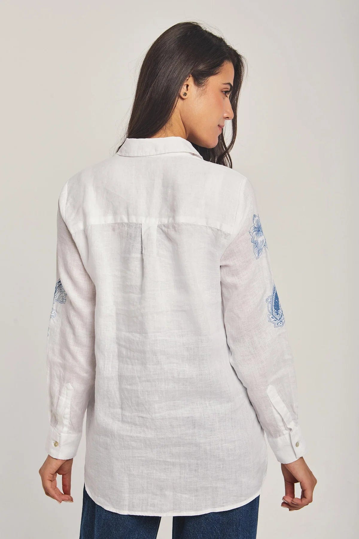 داليدرس بلوزة مطرزة بالورود كم طويل نسائي أبيض