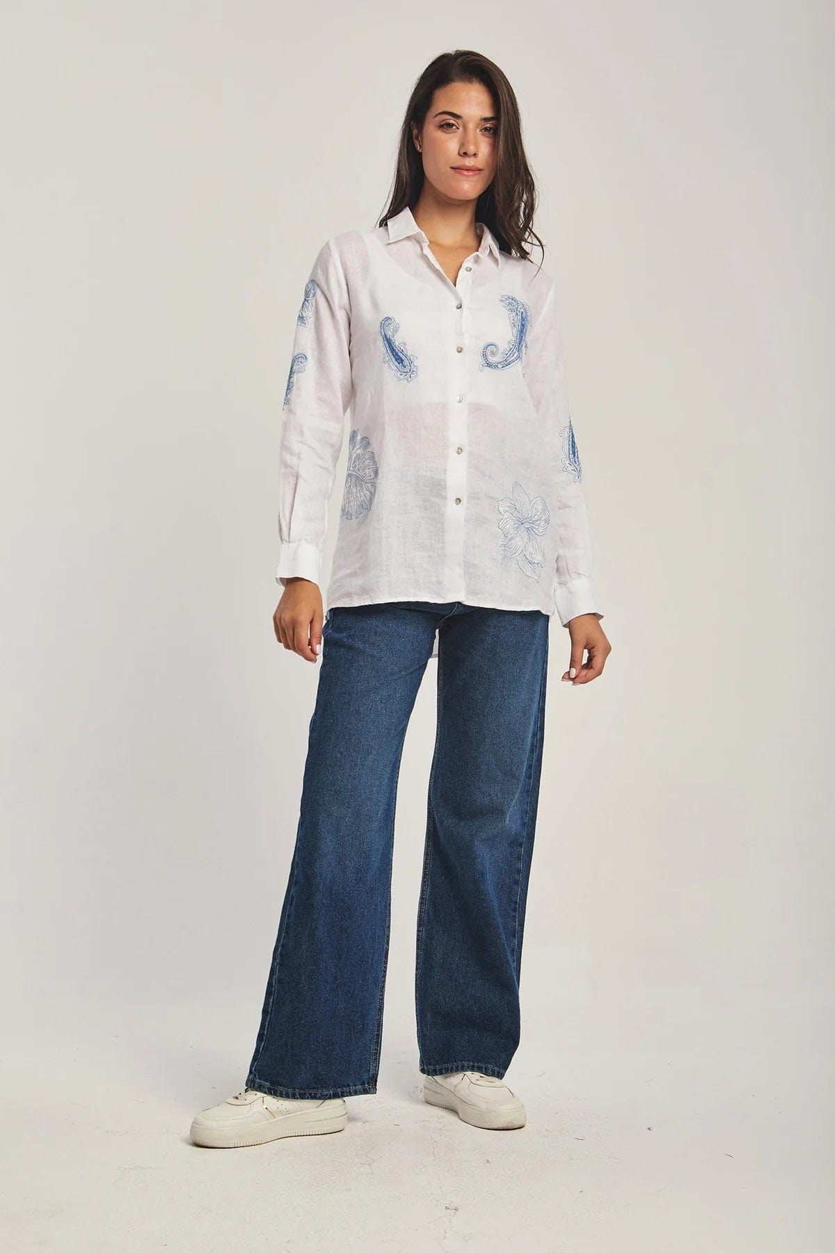 داليدرس بلوزة مطرزة بالورود كم طويل نسائي أبيض