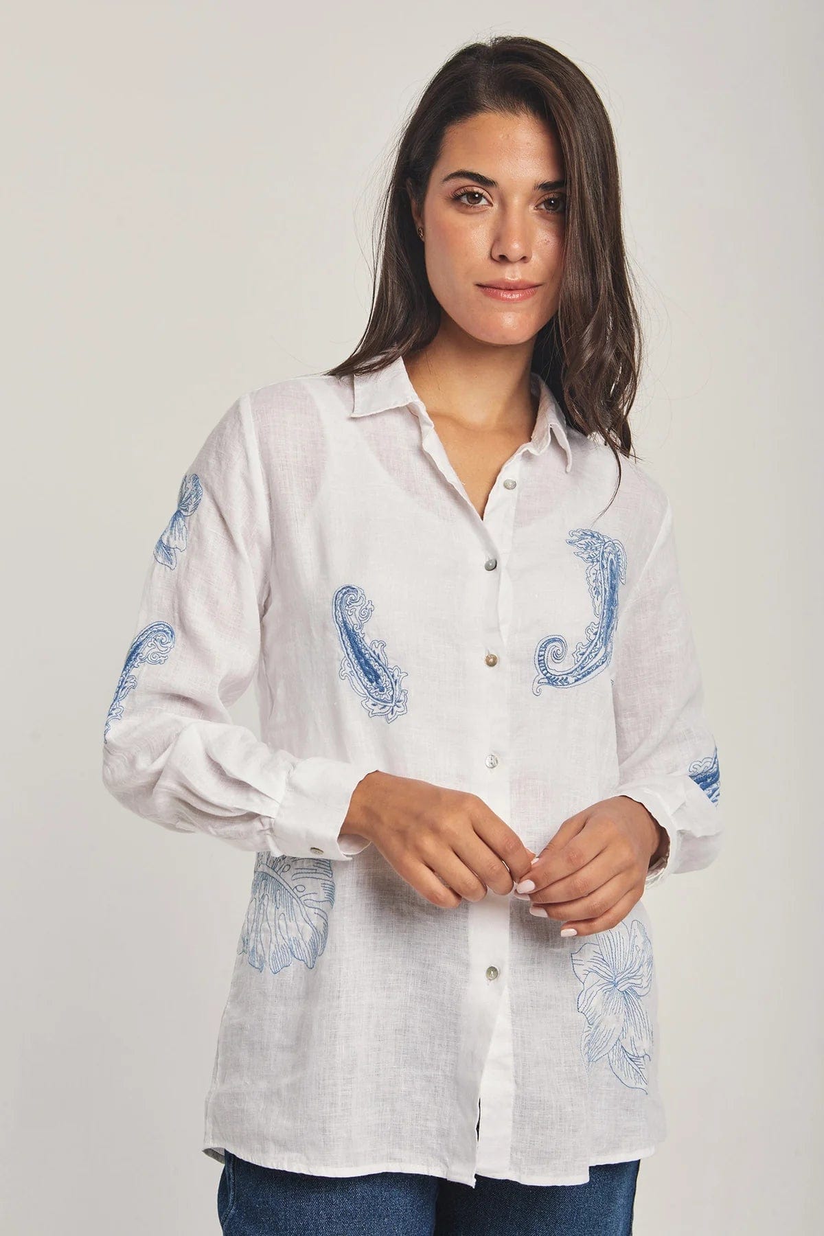 داليدرس بلوزة مطرزة بالورود كم طويل نسائي أبيض