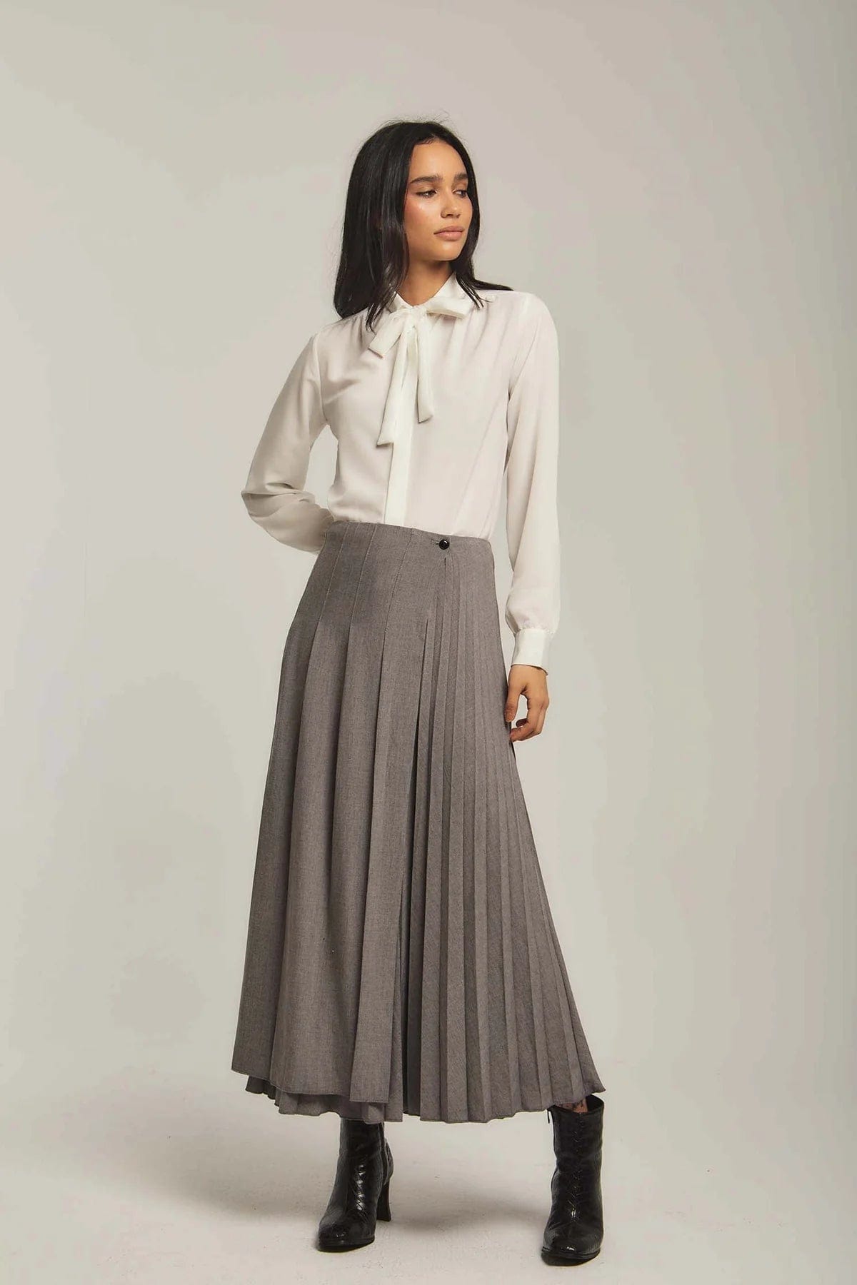 داليدرس بلوزة نسائية سادة بربطة عنق