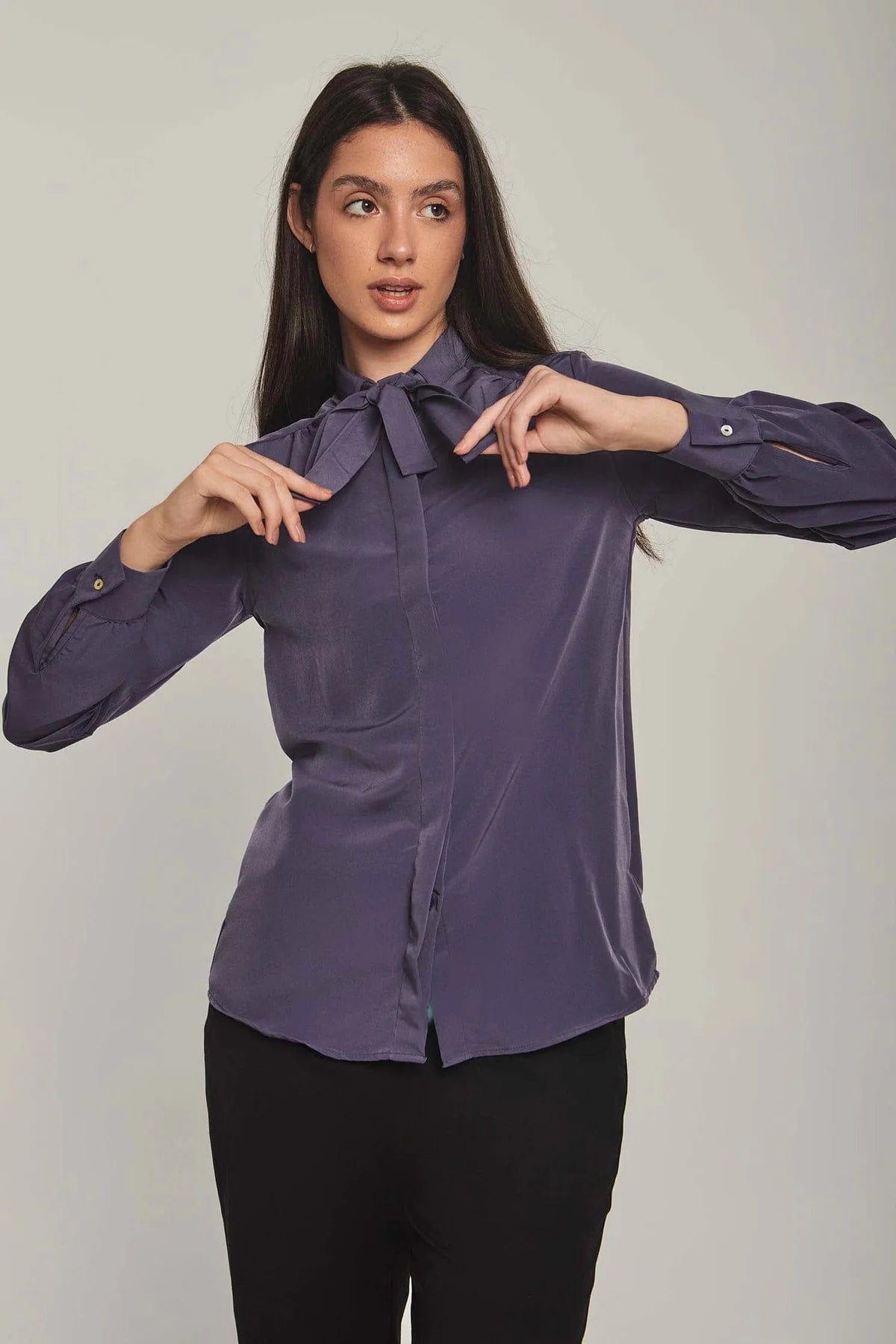 داليدرس بلوزة نسائية سادة بربطة عنق