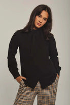 داليدرس بلوزة نسائية سادة بربطة عنق