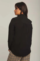 داليدرس بلوزة نسائية سادة بربطة عنق