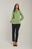 داليدرس بلوزة نسائية سادة بربطة عنق