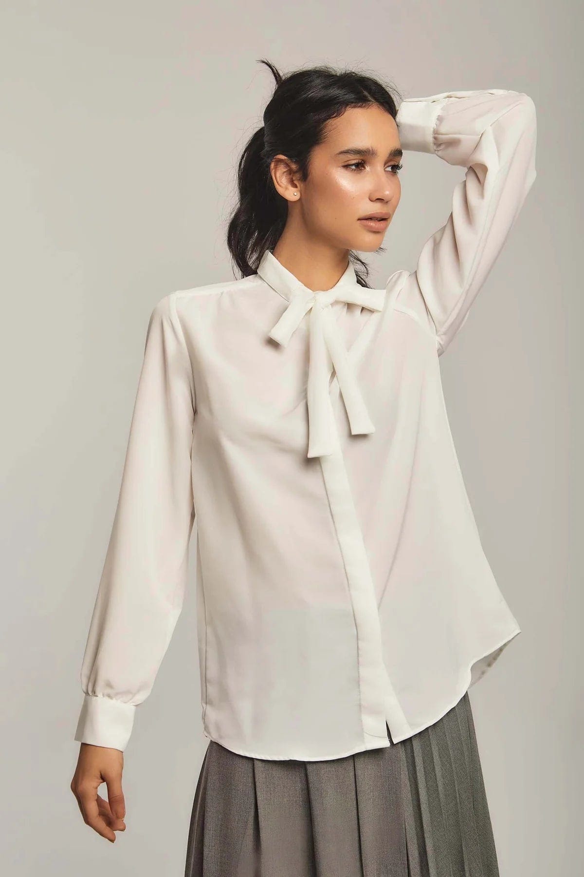 داليدرس بلوزة نسائية سادة بربطة عنق