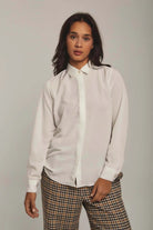 داليدرس بلوزة نسائية على شكل قميص سادة