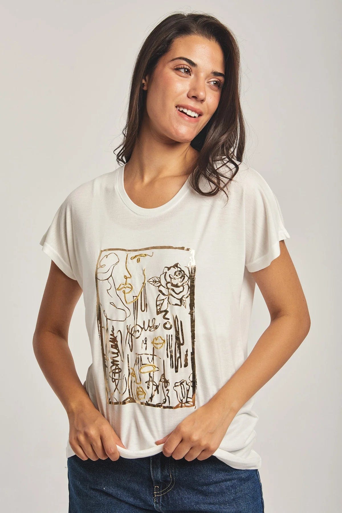 داليدرس تيشرت نسائي بتطريز وطبعة على الصدر بيج فاتح