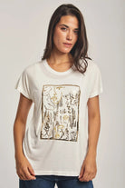 داليدرس تيشرت نسائي بتطريز وطبعة على الصدر بيج فاتح