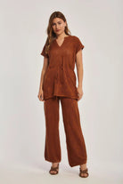 داليدرس تونيك سادة برباط على الخصر كم قصير بفتحة صدر V نسائي كراميل