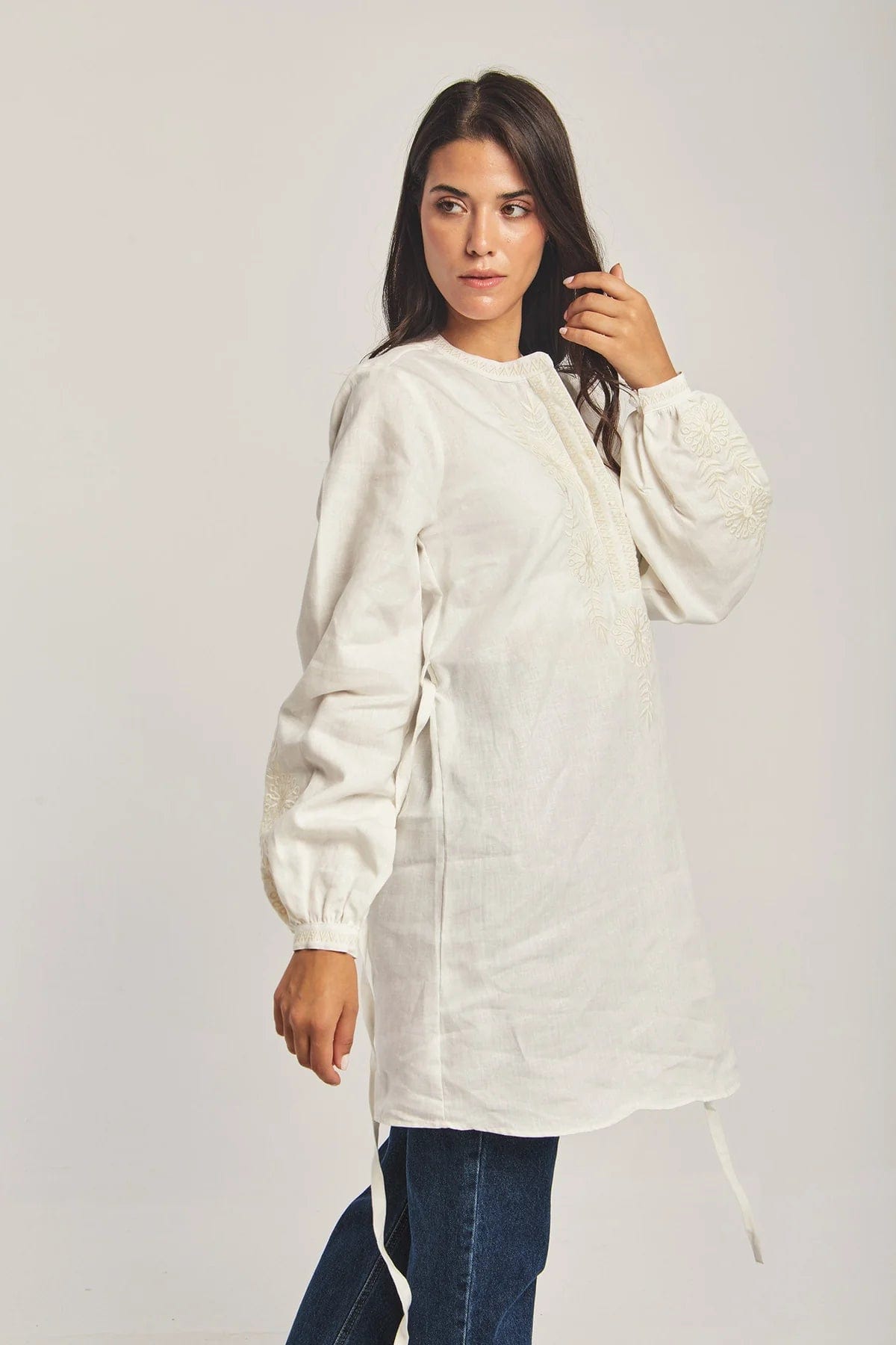 داليدرس تونك نسائي مطرز بأكمام طويلة أوف وايت