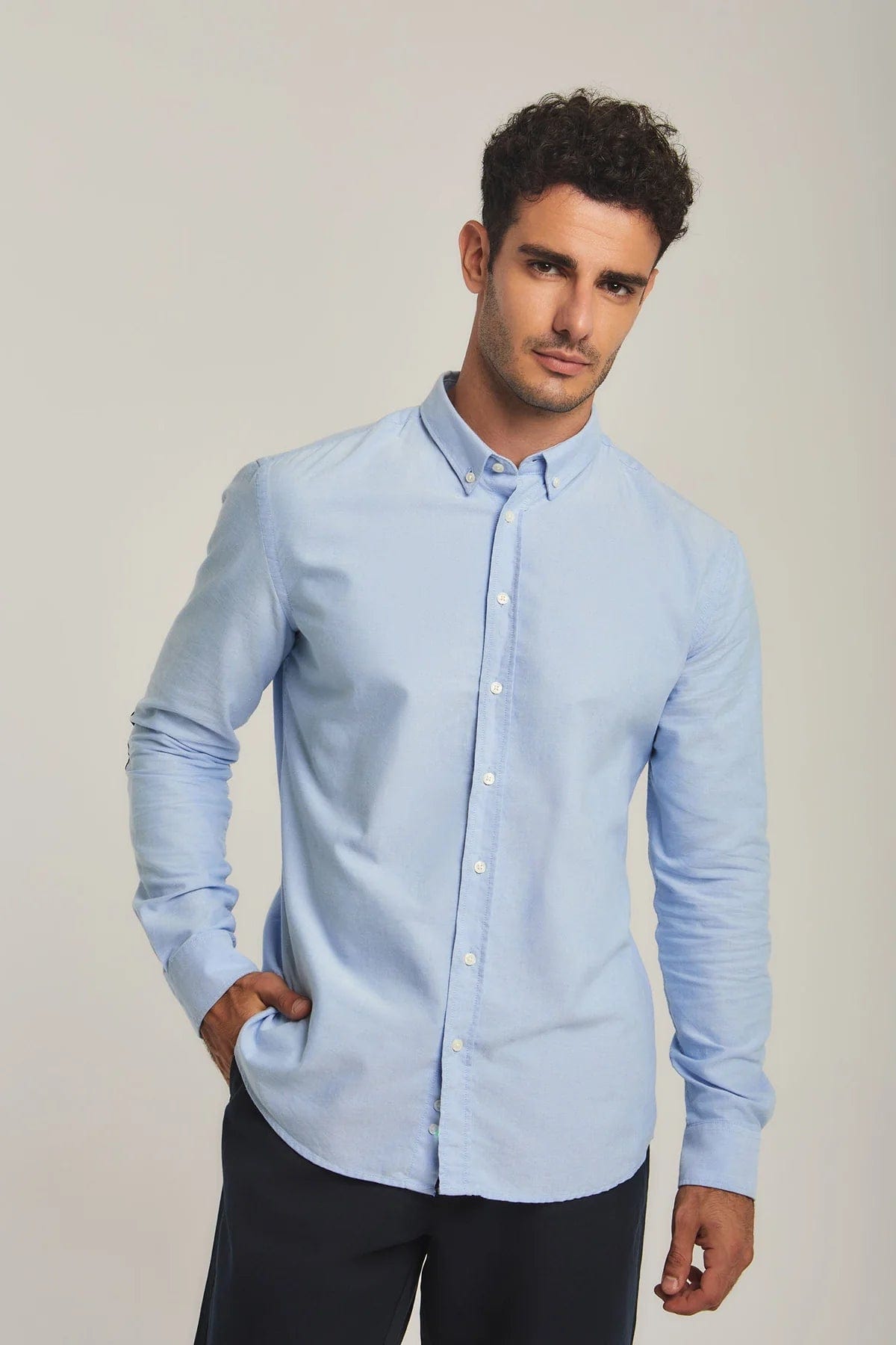 داليدرس قميص رجالي سادة بأزرار أمامية وياقة كم طويل