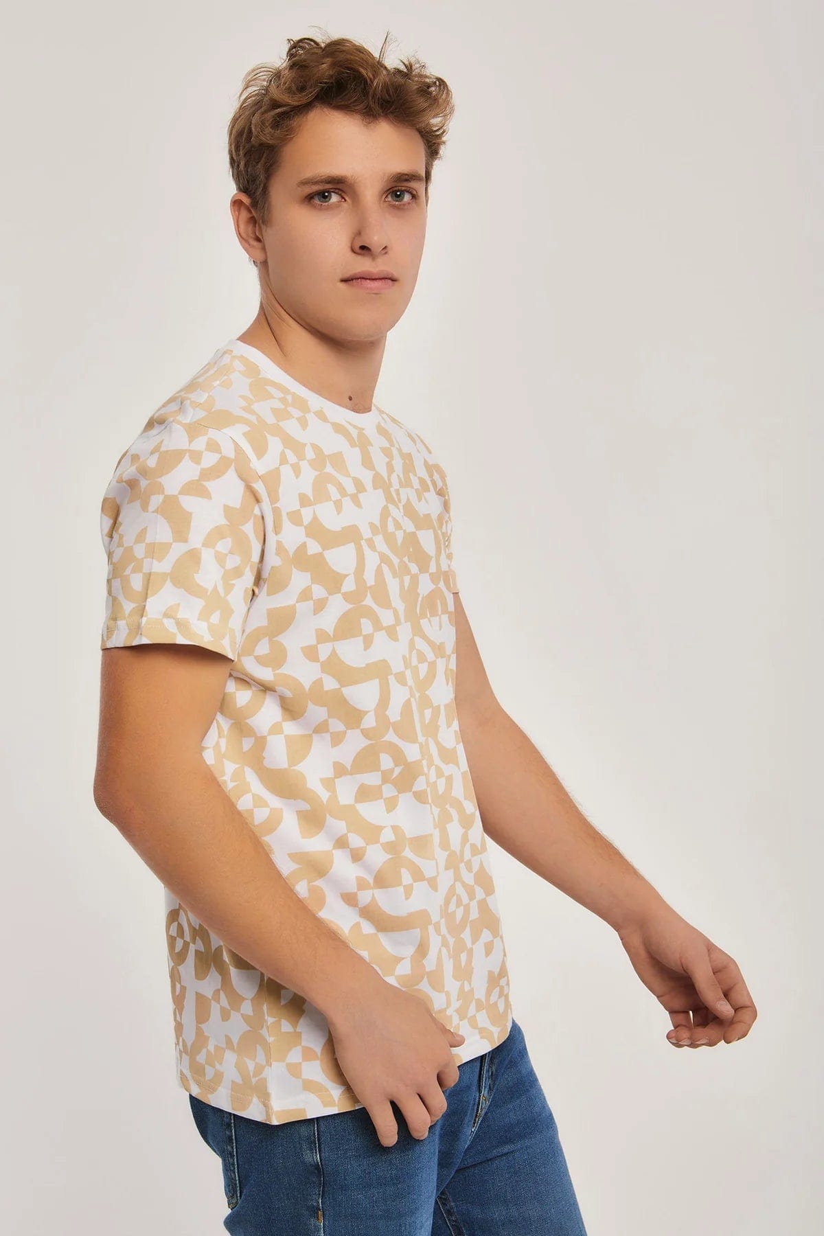 داليدرس تيشيرت منقوش نص كم برقبة دائرية رجالي اخضر فاتح