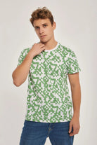 داليدرس تيشيرت منقوش نص كم برقبة دائرية رجالي اخضر فاتح