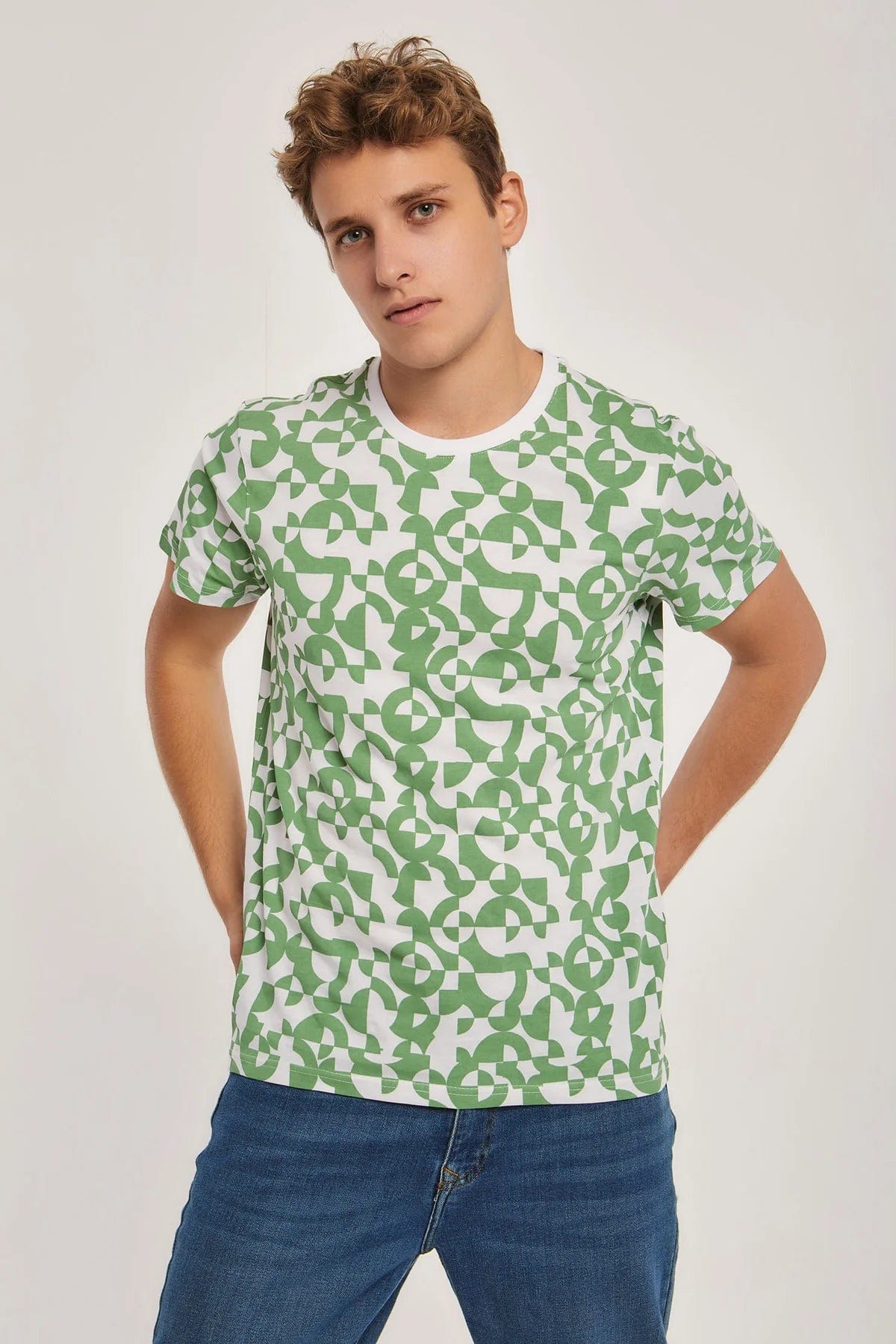 داليدرس تيشيرت منقوش نص كم برقبة دائرية رجالي اخضر فاتح