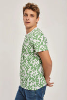 داليدرس تيشيرت منقوش نص كم برقبة دائرية رجالي اخضر فاتح