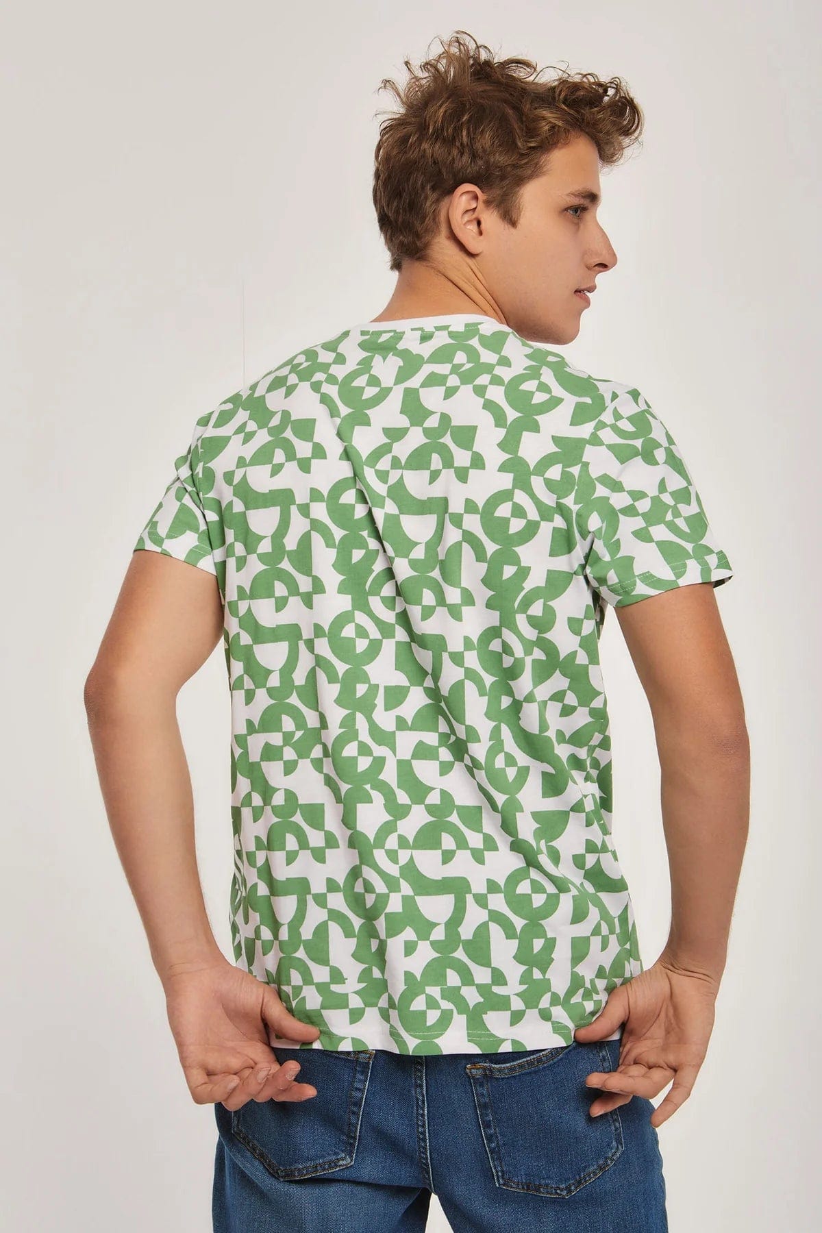 داليدرس تيشيرت منقوش نص كم برقبة دائرية رجالي اخضر فاتح