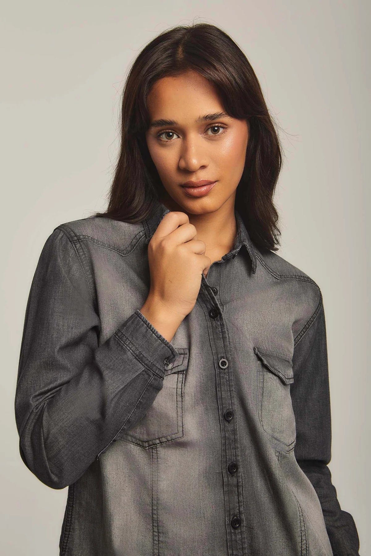 داليدرس بلوزة نسائي جينز بأزرار أمامية كم طويل رمادي شفاف