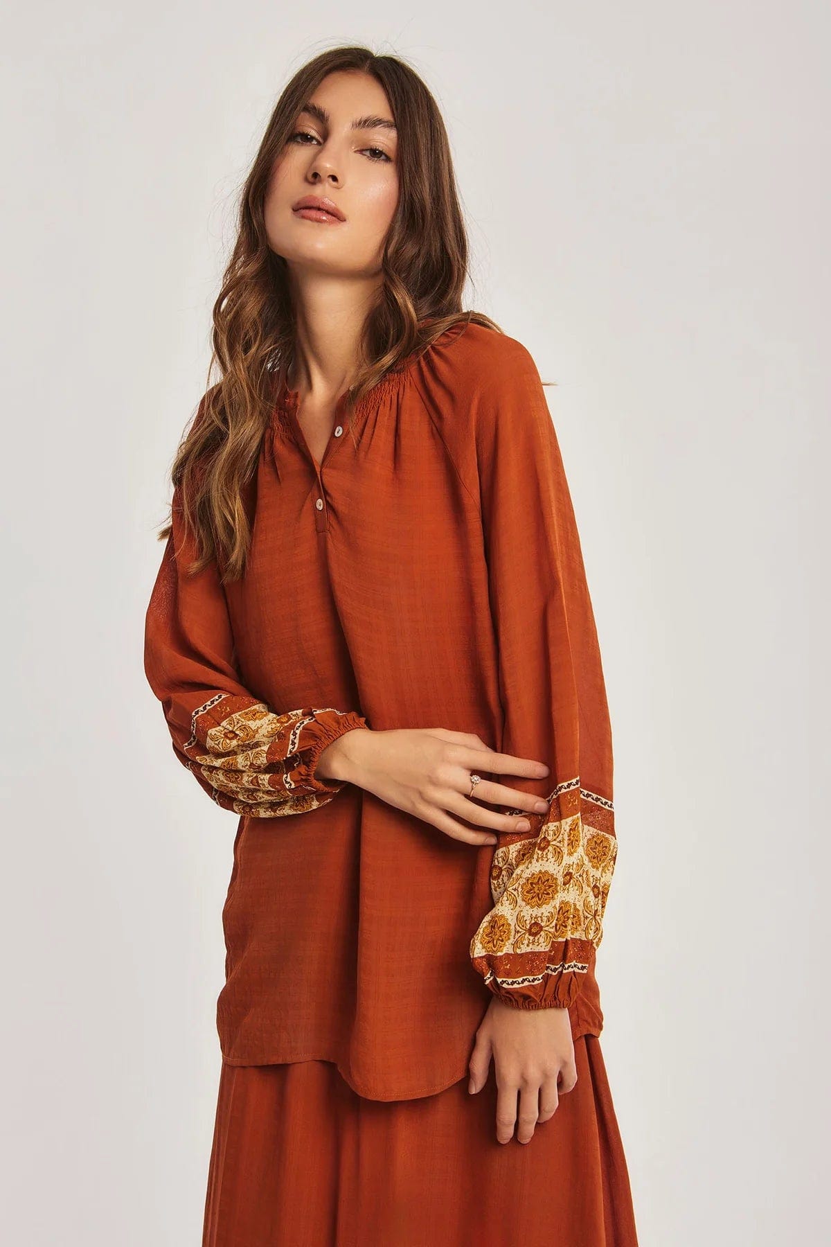 داليدرس بلوزة سادة كم طويل بف منقوش متعدد الألوان