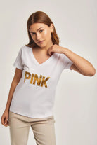 داليدرس تيشيرت نسائي بطبعة على الصدر نص كم بفتحة V نسائي أبيض