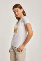 داليدرس تيشيرت نسائي بطبعة على الصدر نص كم بفتحة V نسائي أبيض