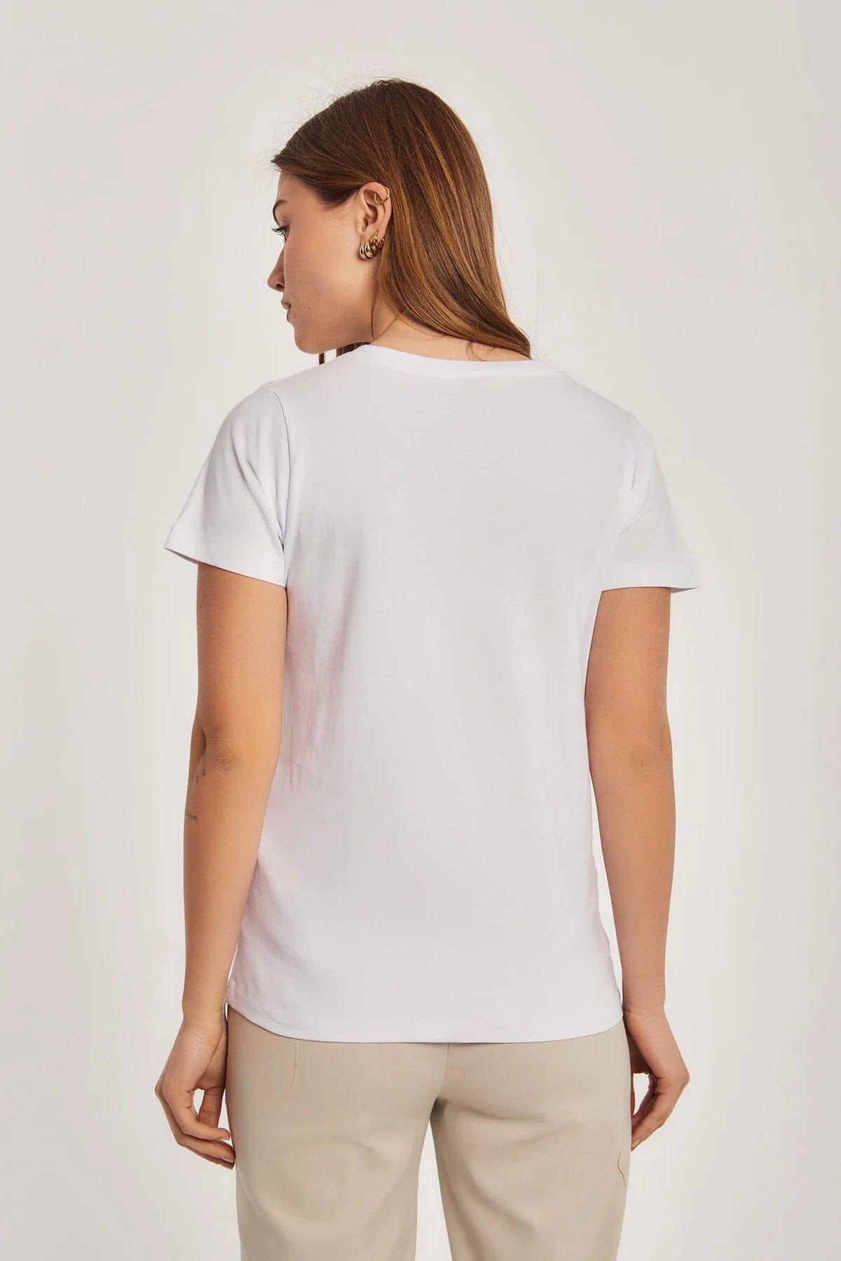 داليدرس تيشيرت نسائي بطبعة على الصدر نص كم بفتحة V نسائي أبيض