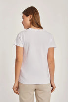 داليدرس تيشيرت نسائي بطبعة على الصدر نص كم بفتحة V نسائي أبيض