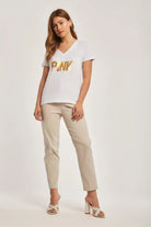 داليدرس تيشيرت نسائي بطبعة على الصدر نص كم بفتحة V نسائي أبيض