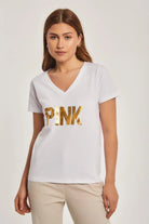 داليدرس تيشيرت نسائي بطبعة على الصدر نص كم بفتحة V نسائي أبيض