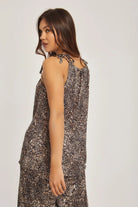 داليدرس بلوزة منقوشة بحمالات نسائي متعدد الألوان